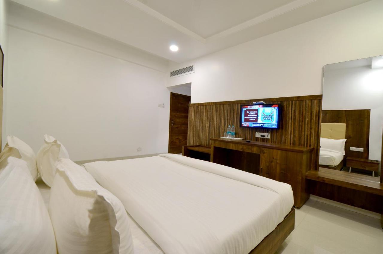 Hotel Dwarka Park Shirdi Bagian luar foto